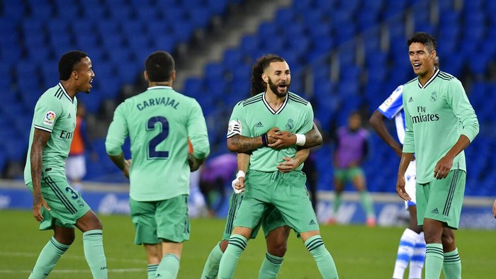 Real Madrids Karim Benzema celebrates his goal during the Spanish La Liga soccer match between Real Sociedad and Real Madrid at Anoeta stadium, San Sebastian, Spain, Sunday, June 21, 2020. (AP Photo/Alvaro Barrientos)