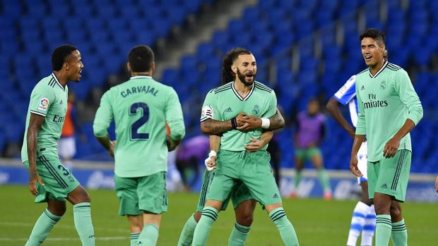 Real Madrid's Karim Benzema celebrates his goal during the Spanish La Liga soccer match between Real Sociedad and Real Madrid at Anoeta stadium, San Sebastian, Spain, Sunday, June 21, 2020. (AP Photo/Alvaro Barrientos)