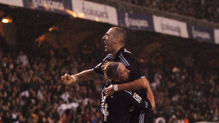 LA CORUNA, SPAIN - JANUARY 30:   Karim Benzema (R) of Real Madrid celebrates with Guti after scoring Reals second goal during the La Liga match between Real Madrid and Deportivo La Coruna at the Riazor Stadium on January 30, 2010 in La Coruna, Spain.  (Photo by Denis Doyle/Getty Images)