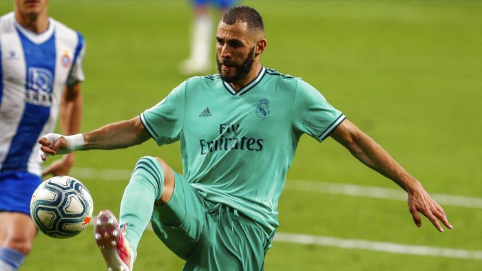 Real Madrids Karim Benzema controls the ball during the Spanish La Liga soccer match between RCD Espanyol and Real Madrid at the Cornella-El Prat stadium in Barcelona, Spain, Sunday, June 28, 2020. (AP Photo/Joan Monfort)