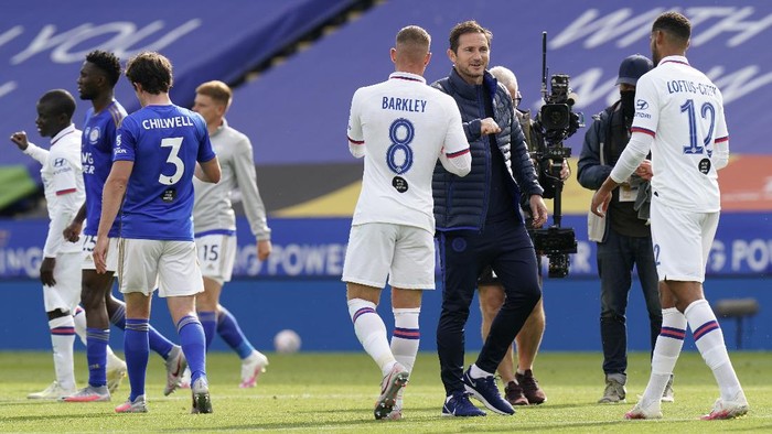 LEICESTER, ENGLAND - JUNE 28: Frank Lampard, Manager of Chelsea speaks with Ross Barkley of Chelsea after the FA Cup Fifth Quarter Final match between Leicester City and Chelsea FC at The King Power Stadium on June 28, 2020 in Leicester, England. (Photo by Tim Keeton/Pool via Getty Images)