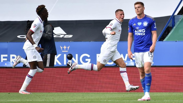 LEICESTER, ENGLAND - JUNE 28: Ross Barkley of Chelsea celebrates after scoring his sides first goal during the FA Cup Fifth Quarter Final match between Leicester City and Chelsea FC at The King Power Stadium on June 28, 2020 in Leicester, England. (Photo by Rui Vieira/Pool via Getty Images)