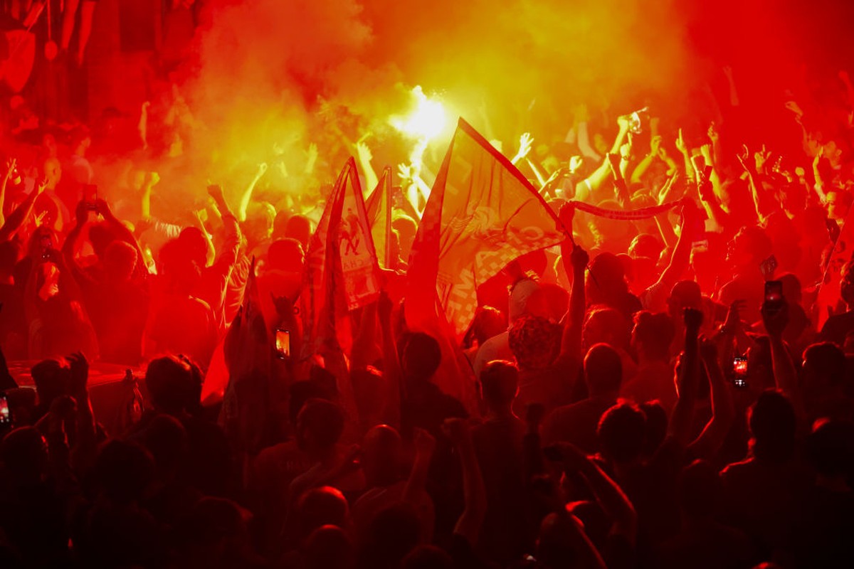 Fans Liverpool Rusuh dan Diduga Hisap Kokain di Topi Polisi (Getty Images/Christopher Furlong)