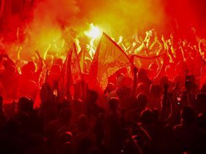 Fans Liverpool Rusuh dan Diduga Isap Kokain di Topi Polisi