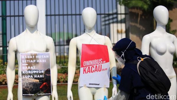 Ketika Manekin Tolak Omnibus Law