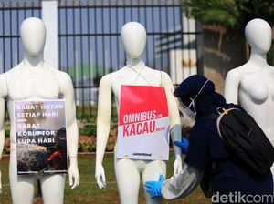 Ketika Manekin Tolak Omnibus Law