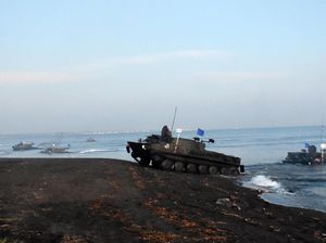 Kerahkan Material Tempur, Prajurit Marinir Mendarat di Pantai Banongan