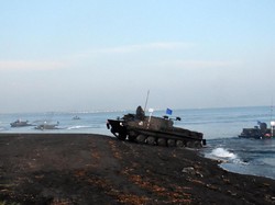 Kerahkan Material Tempur, Prajurit Marinir Mendarat di Pantai Banongan