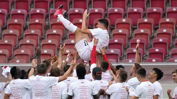 STUTTGART, GERMANY - JUNE 28: Mario Gomez of VfB Stuttgart is celebrated after his last game after the Second Bundesliga match between VfB Stuttgart and SV Darmstadt 98 at Mercedes-Benz Arena on June 28, 2020 in Stuttgart, Germany. (Photo by Christian Kaspar-Bartke/Getty Images)