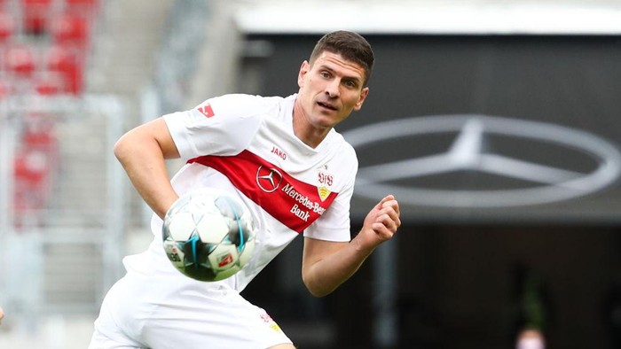 STUTTGART, GERMANY - JUNE 07: Mario Gomez of VfB Stuttgart in action during the Second Bundesliga match between VfB Stuttgart and VfL Osnabrück at Mercedes-Benz Arena on June 7, 2020 in Stuttgart, Germany.  (Photo by Pool/Tom Weller/Pool via Getty Images)