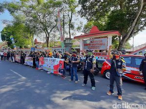 Massa Geruduk DPRD Banyumas Demo Tolak RUU HIP