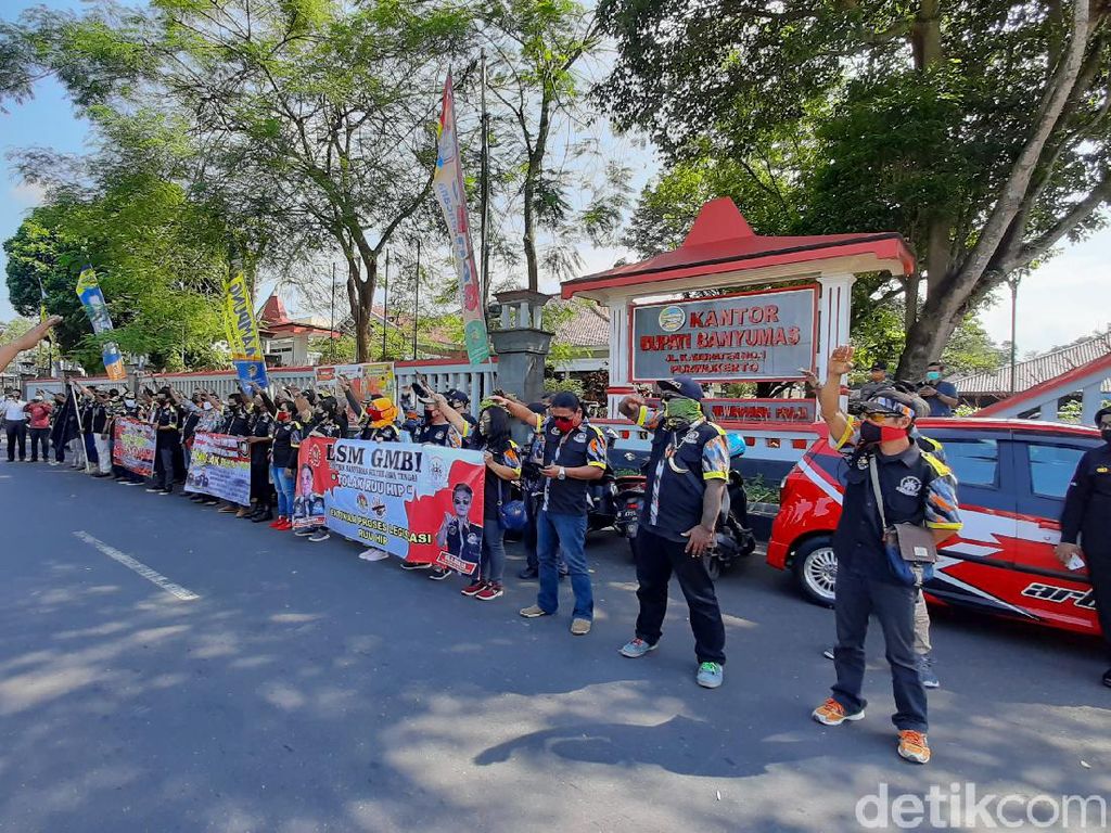 Massa Geruduk DPRD Banyumas Demo Tolak RUU HIP Massa Geruduk DPRD Banyumas Demo Tolak RUU HIP