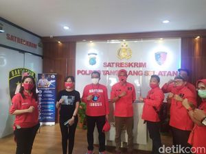 Massa PDIP Tiba di Polres Tangsel, Minta Polisi Tangkap Pembakar Bendera Partai