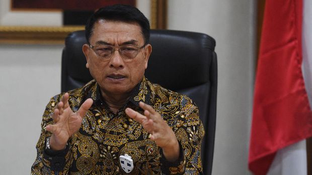 Kepala Staf Kepresidenan Moeldoko menjawab pertanyaan saat wawancara khusus dengan ANTARA di Jakarta, Senin (29/6/2020). Moeldoko mengungkapkan Presiden menegur keras menteri-menterinya agar mereka dapat lebih lebih sigap, cepat dan tepat dalam menghadapi dampak pandemi COVID-19. ANTARA FOTO/Akbar Nugroho Gumay/pras.