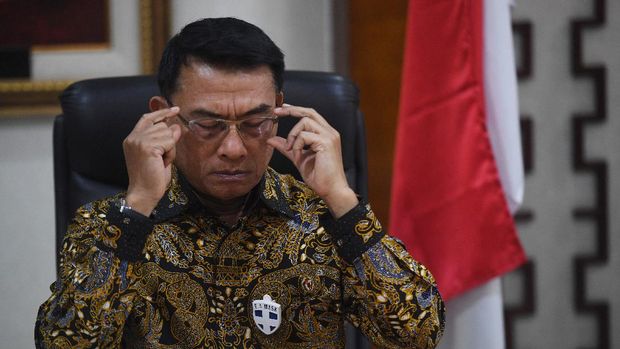 Kepala Staf Kepresidenan Moeldoko memegang kacamatanya di sela wawancara khusus dengan ANTARA di Jakarta, Senin (29/6/2020). Moeldoko mengungkapkan Presiden menegur keras menteri-menterinya agar mereka dapat lebih lebih sigap, cepat dan tepat dalam menghadapi dampak pandemi COVID-19. ANTARA FOTO/Akbar Nugroho Gumay/pras.