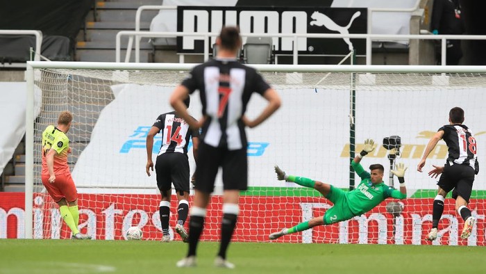 NEWCASTLE UPON TYNE, ENGLAND - JUNE 28: Kevin De Bruyne of Manchester City scores his sides first goal from the penalty spot during the FA Cup Quarter Final match between Newcastle United and Manchester City at St. James Park on June 28, 2020 in Newcastle upon Tyne, England. (Photo by Owen Humphreys/Pool via Getty Images)