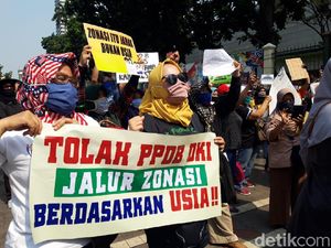 Berseragam Sekolah, Ortu Geruduk Kemendikbud Tuntut Batalkan PPDB DKI 2020