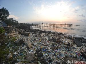 Sampah Plastik Cemari Pantai Pangandaran