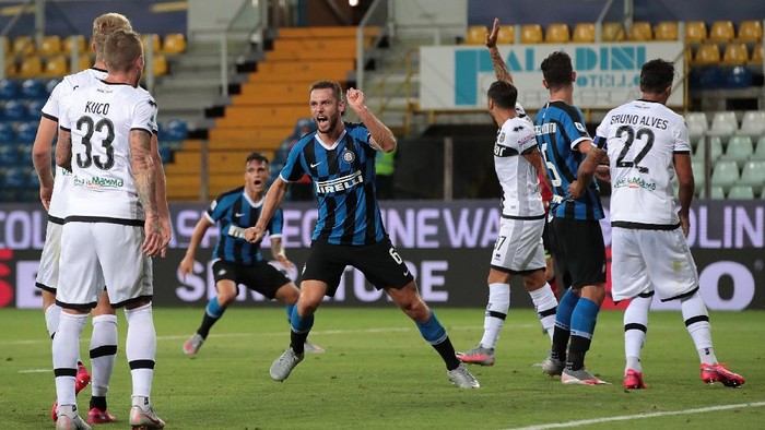 PARMA, ITALY - JUNE 28:  Stefan De Vrij of FC Internazionale celebrates his goal during the Serie A match between Parma Calcio and FC Internazionale at Stadio Ennio Tardini on June 28, 2020 in Parma, Italy.  (Photo by Emilio Andreoli/Getty Images)