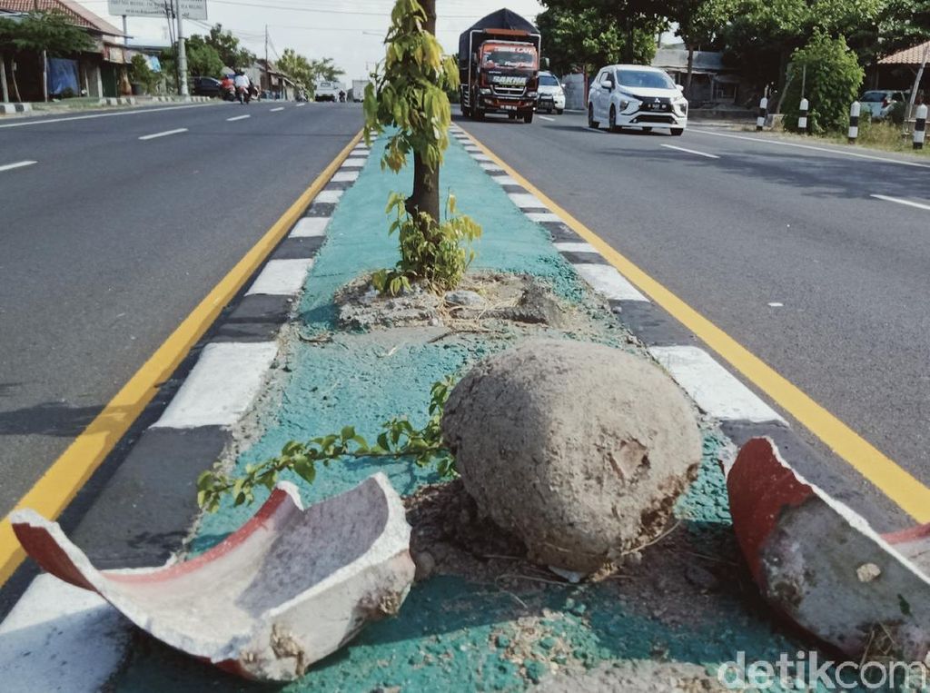 Duh, Belasan Pot Bunga Penghias Median Jalan Yogya-Solo di Klaten Pecah Duh, Belasan Pot Bunga Penghias Median Jalan Yogya-Solo di Klaten Pecah