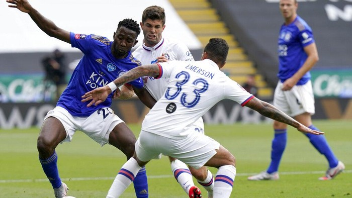 Leicesters Hamza Choudhury, left, duels for the ball with Chelseas Christian Pulisic, centre, and Chelseas Emerson Palmieri during the FA Cup sixth round soccer match between Leicester City and Chelsea at the King Power Stadium in Leicester, England, Sunday, June 28, 2020. (Tim Keeton/Pool via AP)