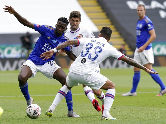 Leicesters Hamza Choudhury, left, duels for the ball with Chelseas Christian Pulisic, centre, and Chelseas Emerson Palmieri during the FA Cup sixth round soccer match between Leicester City and Chelsea at the King Power Stadium in Leicester, England, Sunday, June 28, 2020. (Tim Keeton/Pool via AP)