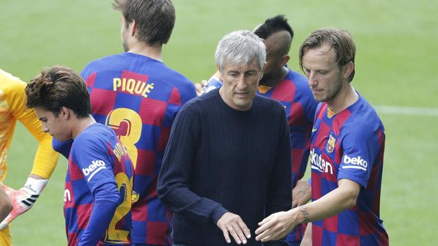 Barcelona's head coach Quique Setien, center, talks with Barcelona's Ivan Rakitic during a Spanish La Liga soccer match between RC Celta and Barcelona at the Balaidos stadium in Vigo, Spain, Saturday, June 27, 2020. (AP Photo/Lalo Villar)