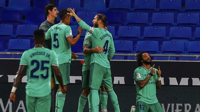 Real Madrid players celebrate their victory at the end of the Spanish La Liga soccer match against RCD Espanyol at the Cornella-El Prat stadium in Barcelona, Spain, Sunday, June 28, 2020. (AP Photo/Joan Monfort)