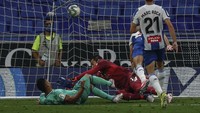 Casemiro tampil sebagai pembeda usai mencetak gol di akhir babak pertama.