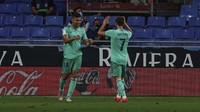 Casemiro merayakan golnya.