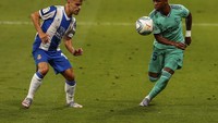 Vinicius Junior berusaha melewati hadangan Oscar Melendo.