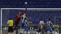 Kiper Espanyol Diego Lopez berhasil menepis bola.