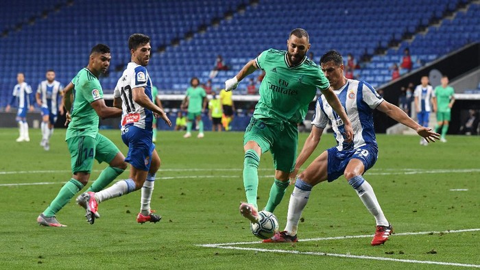 BARCELONA, SPAIN - JUNE 28: Karim Benzema of Real Madrid assists teammate Casemiro for their sides first goal during the Liga match between RCD Espanyol and Real Madrid CF at RCDE Stadium on June 28, 2020 in Barcelona, Spain. (Photo by David Ramos/Getty Images)