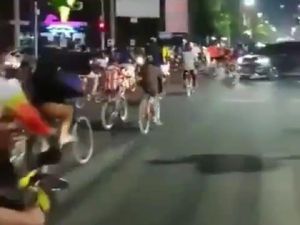 Viral Rombongan Pesepeda Terobos Lampu Merah: Gowes di Jalan Pakai Etika, Dong Viral Rombongan Pesepeda Terobos Lampu Merah: Gowes di Jalan Pakai Etika, Dong