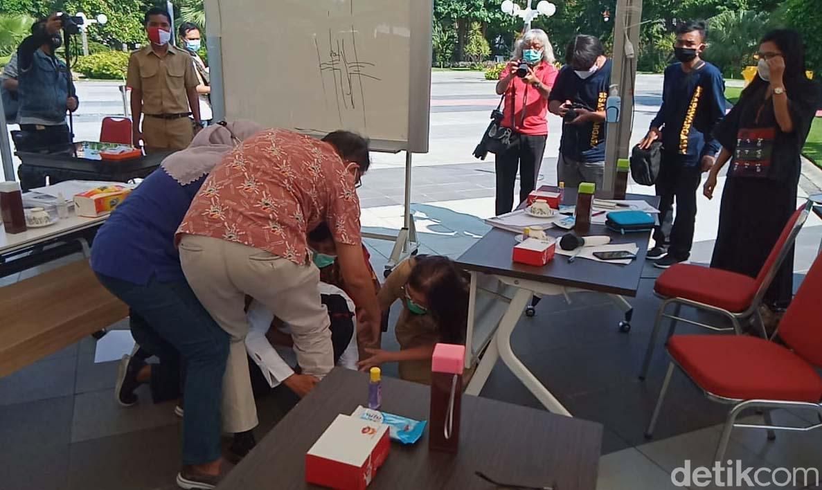 Wali Kota Risma nangis-nangis dan sujud saat audiensi bersama IDI Jatim dan IDI Surabaya. Dia mengaku goblok dan tak pantas menjadi wali kota.
