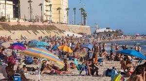 Saking Ramainya, Pantai Cadiz Spanyol Bakal Ditutup