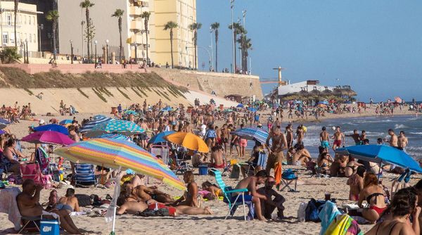 Saking Ramainya, Pantai Cadiz Spanyol Bakal Ditutup