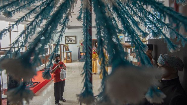 Sejumlah Tempat Wisata Kembali Dibuka Wisatawan mengamati koleksi Museum Betawi di Perkampungan Budaya Betawi Setu Babakan, Srengseng Sawah, Jakarta, Minggu (28/6/2020). Selama PSBB transisi pengelola museum menerapkan protokol kesehatan khusus, seperti mewajibkan penggunaan masker bagi pengunjung, penyediaan sarana pembersih tangan, pembatasan jam kunjung pada pukul 9.00-15.00 WI, dan pembatasan jumlah pengunjung sebanyak 50 persen guna meminimalisir penyebaran COVID-19. ANTARA FOTO/Aditya Pradana Putra/foc.