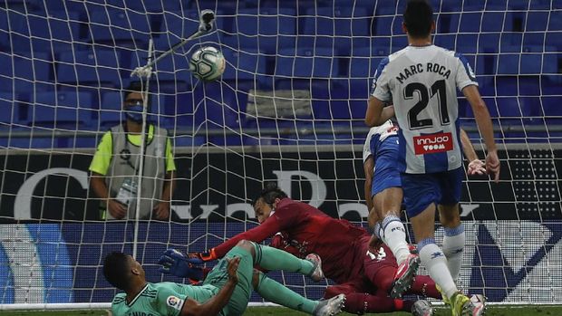 Real Madrid's Casemiro, left, scores the opening goal during the Spanish La Liga soccer match between RCD Espanyol and Real Madrid at the Cornella-El Prat stadium in Barcelona, Spain, Sunday, June 28, 2020. (AP Photo/Joan Monfort)