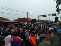 Di Stasiun Bogor, Warga Antre Naik Bus Gratis ke Jakarta
