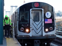 New York Sterilkan Kereta dari COVID-19 Pakai Sinar UV