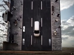 Cara Tak Biasa Uji Tabrak, Mobil Ini Diterjunkan dari Ketinggian