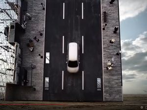 Cara Tak Biasa Uji Tabrak, Mobil Ini Diterjunkan dari Ketinggian Cara Tak Biasa Uji Tabrak, Mobil Ini Diterjunkan dari Ketinggian