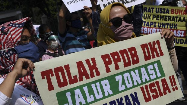 Sejumlah orang tua murid berunjuk rasa di depan kantor Kemendikbud, Jakarta, Senin (29/6/2020). Unjuk rasa yang diikuti ratusan orang tua murid tersebut menuntut penghapusan syarat usia dalam Penerimaan Peserta Didik Baru (PPDB) DKI Jakarta. ANTARA FOTO/Wahyu Putro A/wsj.