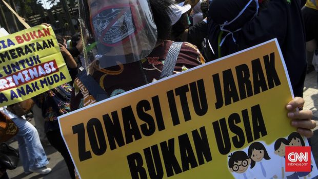 Sejumlah orang tua murid berunjuk rasa di depan kantor Kemendikbud, Jakarta, Senin (29/6/2020). Unjuk rasa yang diikuti ratusan orang tua murid tersebut menuntut penghapusan syarat usia dalam Penerimaan Peserta Didik Baru (PPDB) DKI Jakarta. ANTARA FOTO/Wahyu Putro A/wsj.