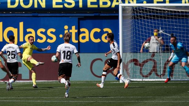 VILLAREAL, SPAIN - JUNE 28: Paco Alcacer of Villareal scores the opening goal during the Liga match between Villarreal CF and Valencia CF at Estadio de la Ceramica on June 28, 2020 in Villareal, Spain. (Photo by Eric Alonso/Getty Images)