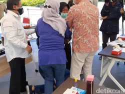Update Corona Surabaya, Jatim: Kasus Naik, Risma Sujud, Data Perawat Meninggal
