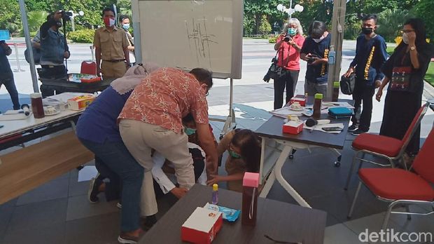 Wali Kota Surabaya Tri Rismaharini sujud sambil menangis di hadapan Ikatan Dokter Indonesia (IDI). Bahkan, Risma sampai dua kali sujud.
