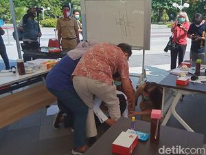 Netizen Debat Soal Risma Sujud di Depan IDI Netizen Debat Soal Risma Sujud di Depan IDI