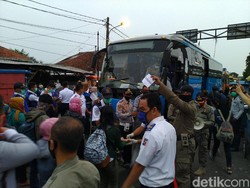 Warga Keluhkan Minimnya Jumlah Bus Gratis ke DKI di Stasiun Bogor